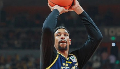 世界杯官方入口-广东3将引绝望！萨林杰无护框，杜润旺张皓嘉攻守无作用！|新疆|崔永熙|冯傲|比赛|球员_新浪体育_新浪新闻